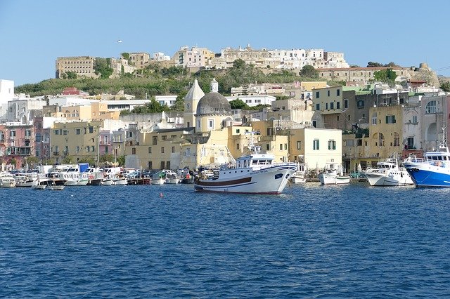 Visitare Ischia: cosa fare sull’isola e come spostarsi in traghetto