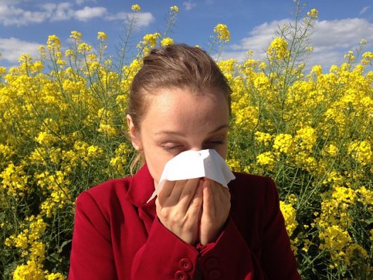 Mal di testa da allergia: c’è davvero una correlazione? Come rimediare?