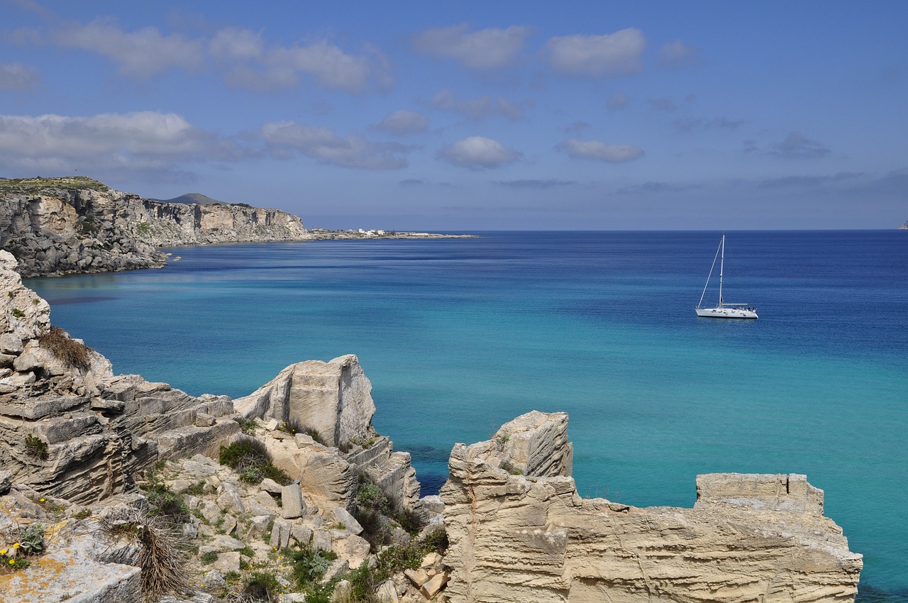 Cosa vedere a Favignana: Un’Isola di Bellezze Naturali e Cultura Marinara