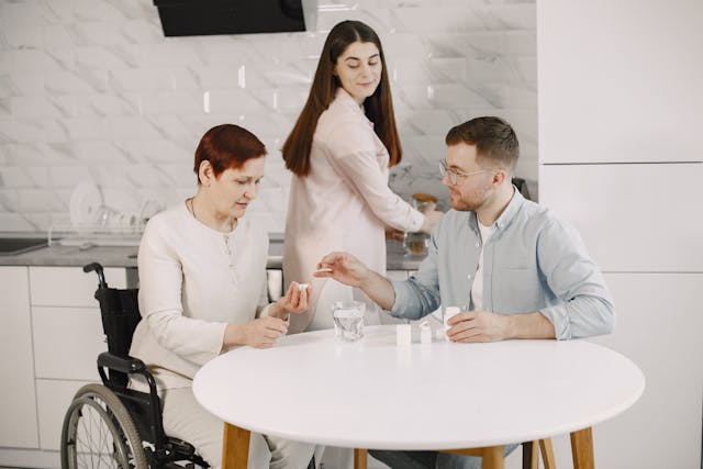 Non solo badanti: i diversi profili professionali che garantiscono un’assistenza completa