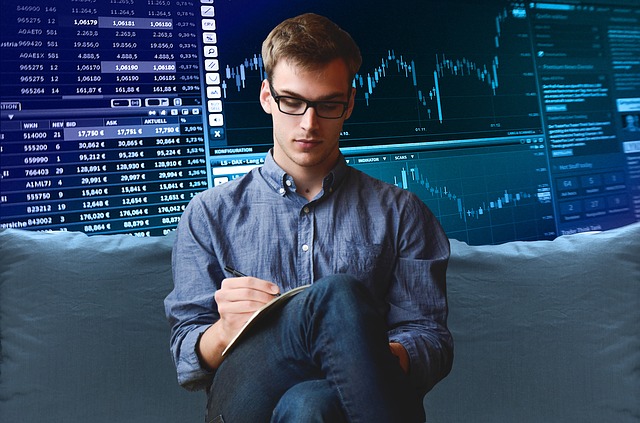 Comprano e vendono azioni: di che cosa si occupano i trader? Differenza tra trader per hobby e professionista